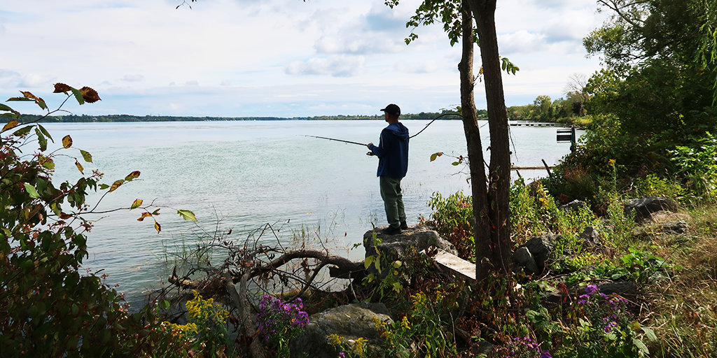Recreational fishing along shoreline. (Image: S. Careri)