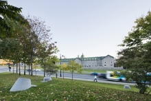 Place-markers along Park Avenue, with the historic Hôtel-Dieu in the background