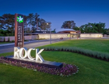 Through its program, the new Visitor Centre, along with The Dalglish Family Courtyard, consolidate the entrances into The Rock Garden, and host events such as weddings and concerts.