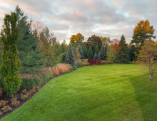 The lush perimeter garden of the broad lawn and infill tree planting create a strong sense of privacy through the concept of a reinterpreted urban boundary garden set in a forested base.