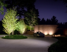 The car entry loop clearly articulates formal entry from family access areas. Lighting and specimen planting unifies the landscape here with that of the central lawn.