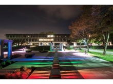 The new courtyard now provides a strong connection with the Quadrangle through the visual framing created by the Starry Walls.  The space is transformed into a magic courtyard.